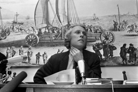 Persconferentie van journalist W L Oltmans in Nieuwspoort ivm aanklacht teg, Bestanddeelnr 925-3276
