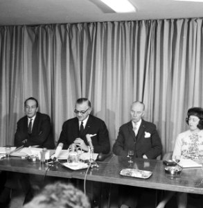 Persconferentie van de TROS (Televisie & Radio Omroep Stichting) in Nieuwspoort , Bestanddeelnr 918-5747