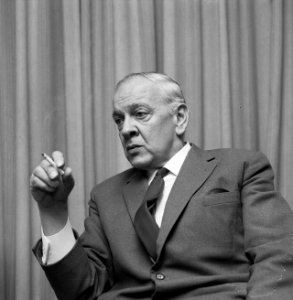 Persconferentie van de TROS (Televisie & Radio Omroep Stichting) in Nieuwspoort , Bestanddeelnr 918-5745