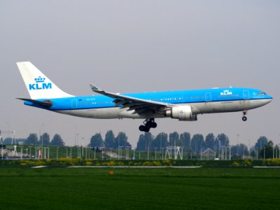 PH-AOI landing at Schiphol (AMS - EHAM), The Netherlands, pic2
