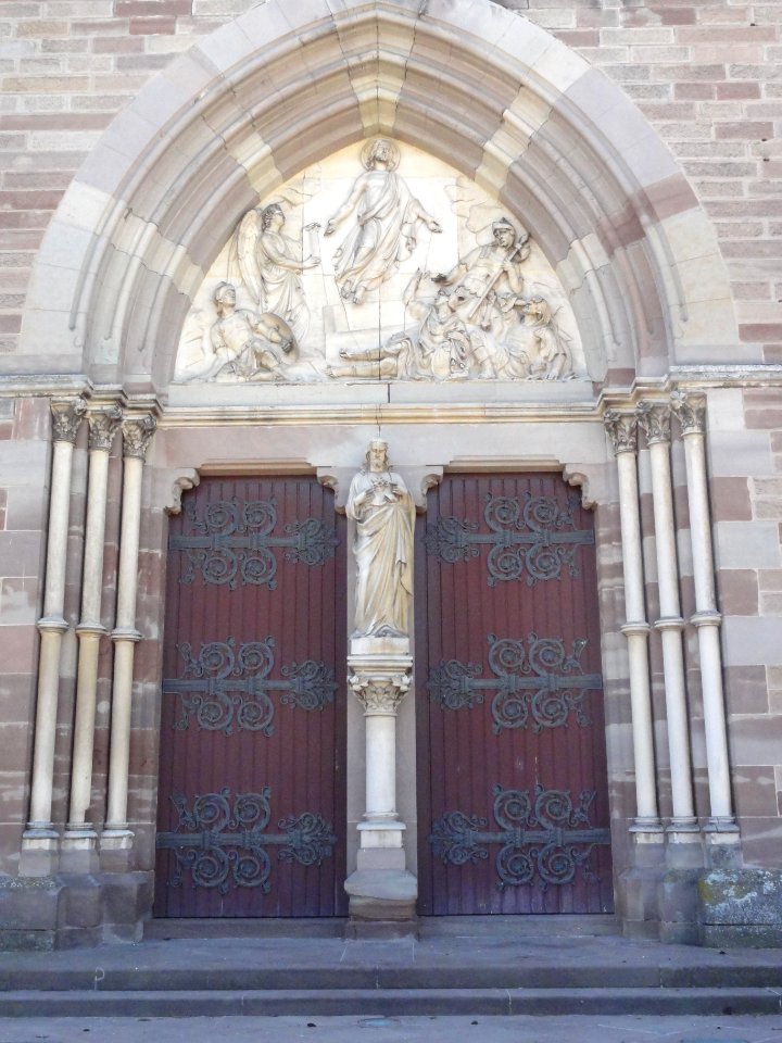 Phalsbourg (Moselle) Place d'Armes, église MH, porche centrale