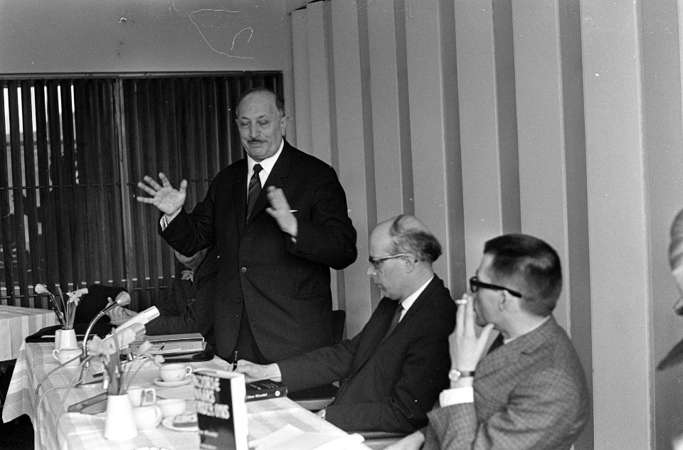 Persconferentie ir. Simon Wiesenthal in Apollo-paviljoe t.g.v. boek Moordenaars , Bestanddeelnr 920-1322