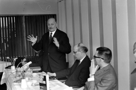 Persconferentie ir. Simon Wiesenthal in Apollo-paviljoe t.g.v. boek Moordenaars , Bestanddeelnr 920-1322