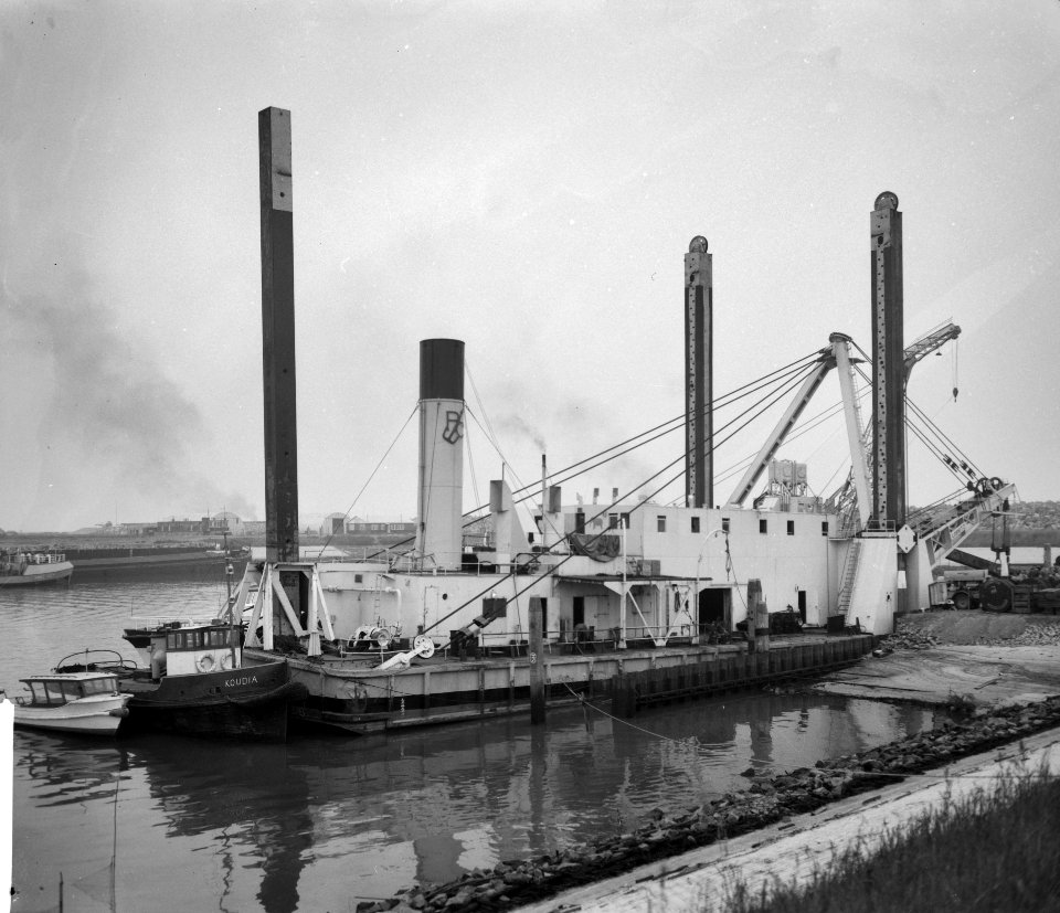 Persexcursie naar Havenmond van IJmuiden. Lepelbaggermolen Dipper-dregde KALA N, Bestanddeelnr 913-0078