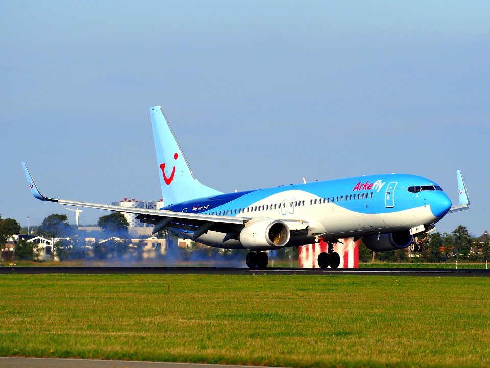 PH-TFF ArkeFly Boeing 737-86N(WL) - cn 35220 landing pic2
