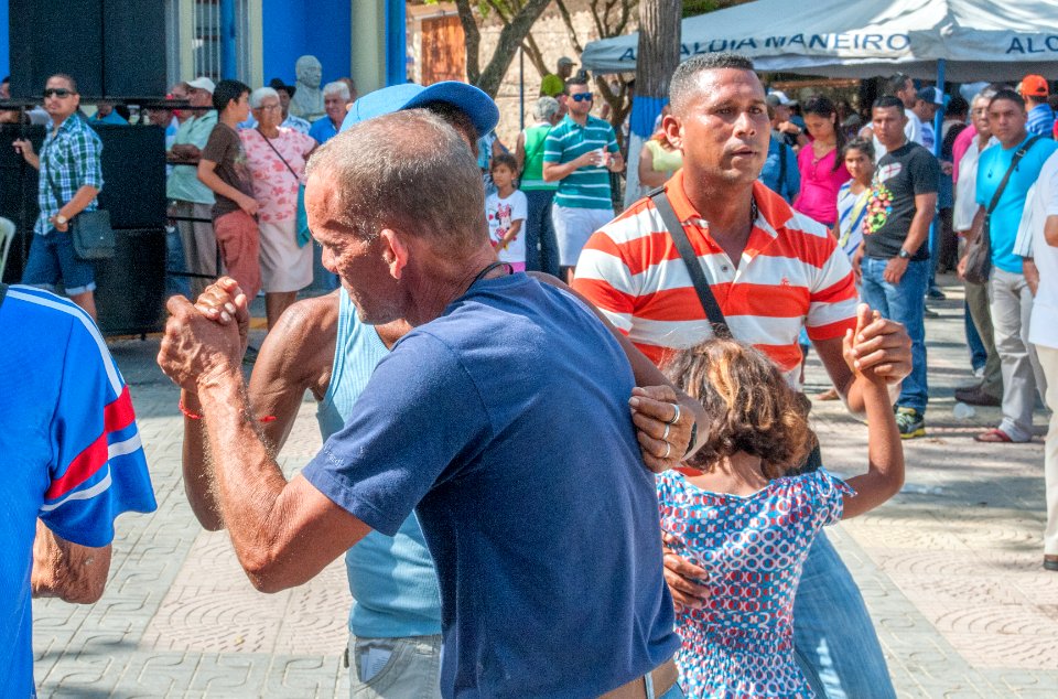 Personas bailando en la celebración de la bajada del Cristo Buen Viaje