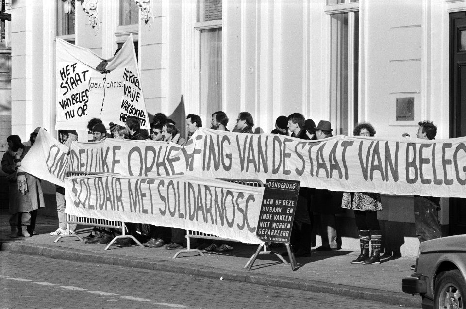 Picket-line voor Poolse amb. in Den Haag door het Polen Comite en hadden gesprek, Bestanddeelnr 931-9105