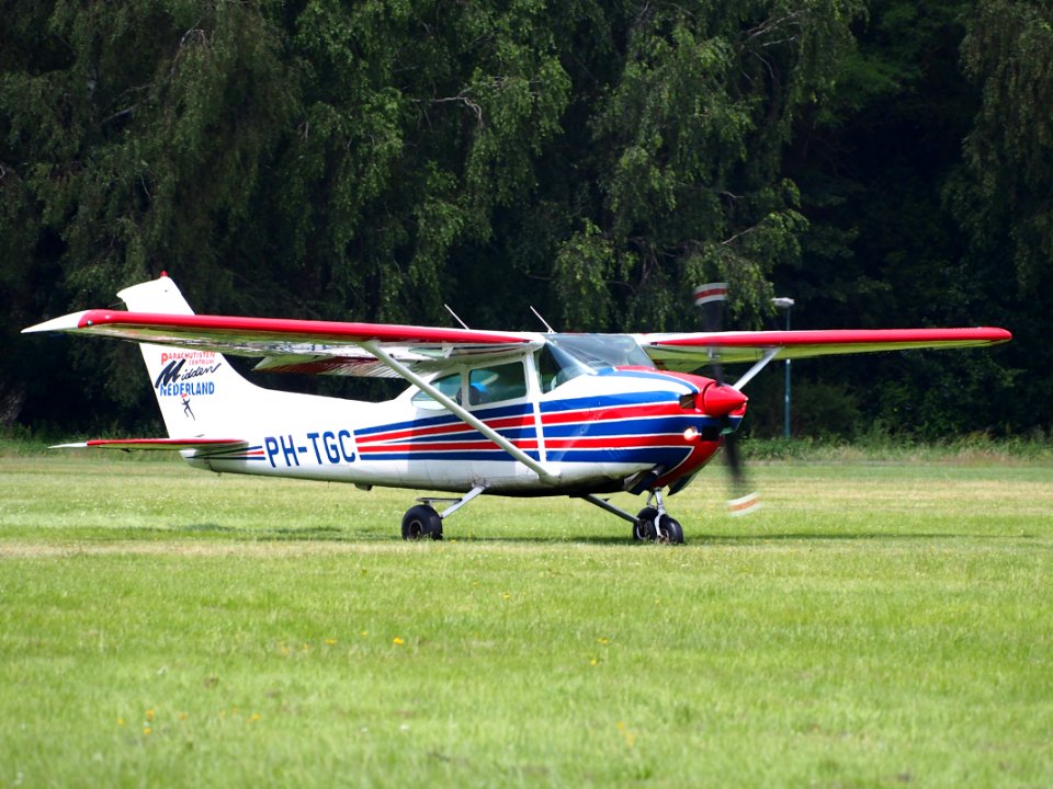 PH-TGC (ex PH-AXS), Cessna 182R Skylane II, takeoff from Hilversum Airport (ICAO EHHV), photo1