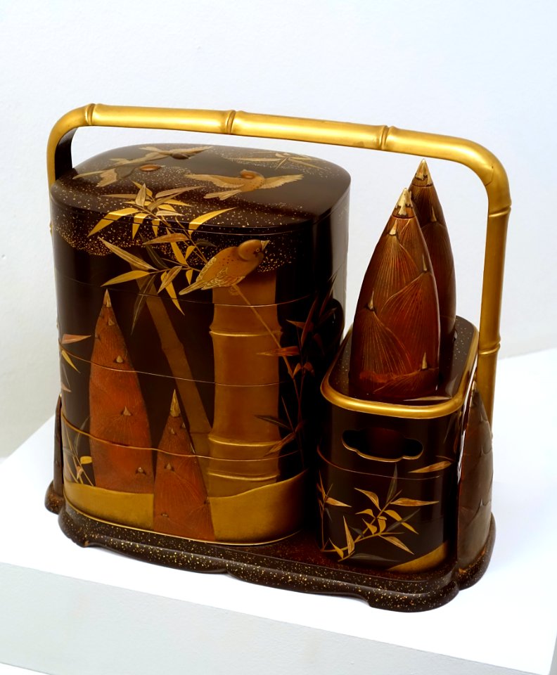Picnic set with sparrow and bamboo, Japan, Meiji period, 1868-1912, wood, black lacquer, gold and silver maki-e, varnish, mother-of-pearl - Linden-Museum - Stuttgart, Germany - DSC03559