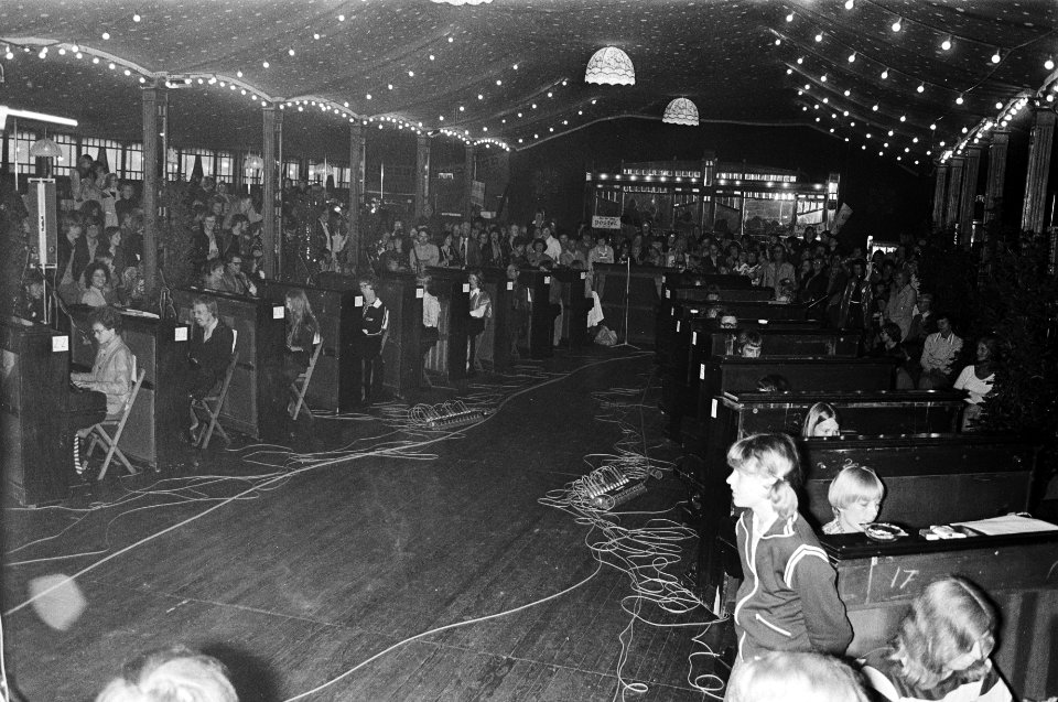 Pianospectakel in spiegeltent op Museumplein in Amsterdam kader Holland Festival, Bestanddeelnr 928-6532
