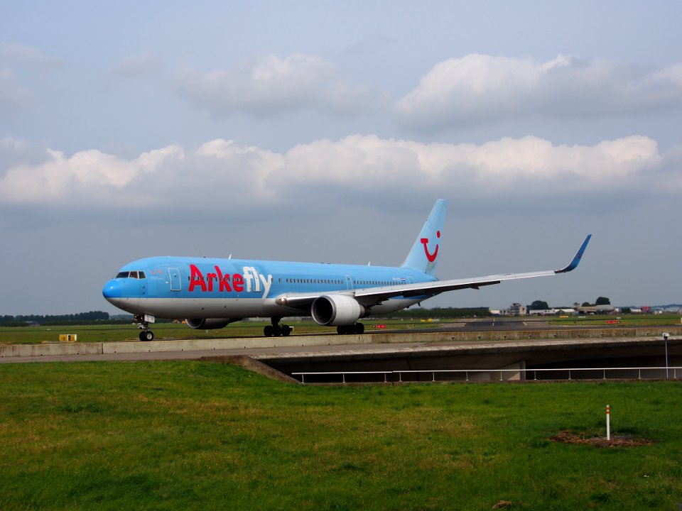 PH-OYI ArkeFly Boeing 767-304(ER)(WL) - cn 29138 taxiing 14july2013 pic-002