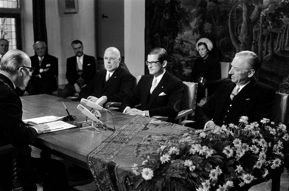Pieter van Vollenhoven laat tweede zoon, Bernhard Lucas Emmanuel inschrijven op , Bestanddeelnr 923-1176