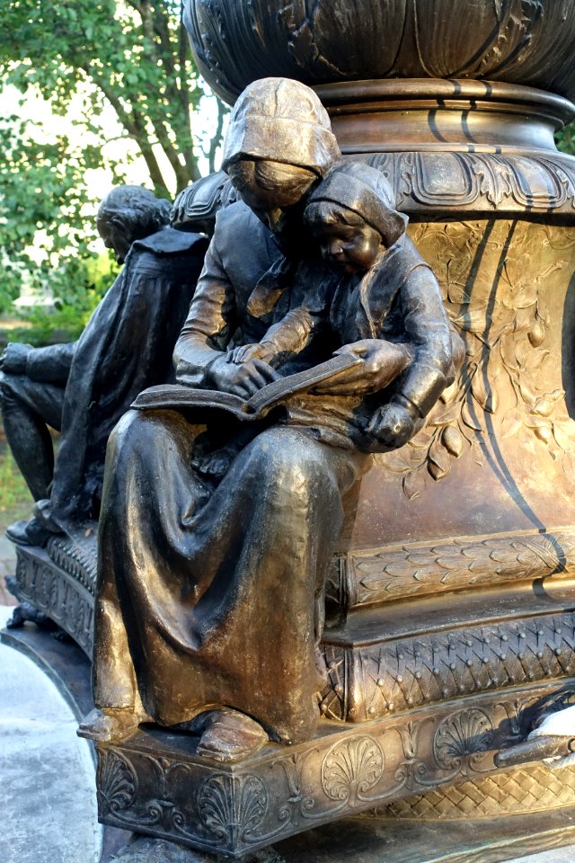 Pilgrim mother and child - Robbins Memorial Flagstaff - Arlington, MA - DSC02787