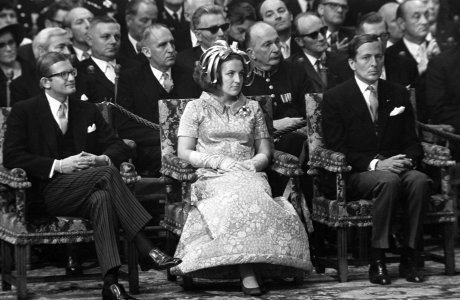 Pieter van Vollenhoven, prinses Margriet en prins Claus luisteren in zaal naar d, Bestanddeelnr 922-7942