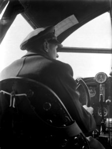 Piloot Willem Beekman in de cockpit van de Fokker F.XX PH-AIZ Zilvermeeuw, Bestanddeelnr 189-1256