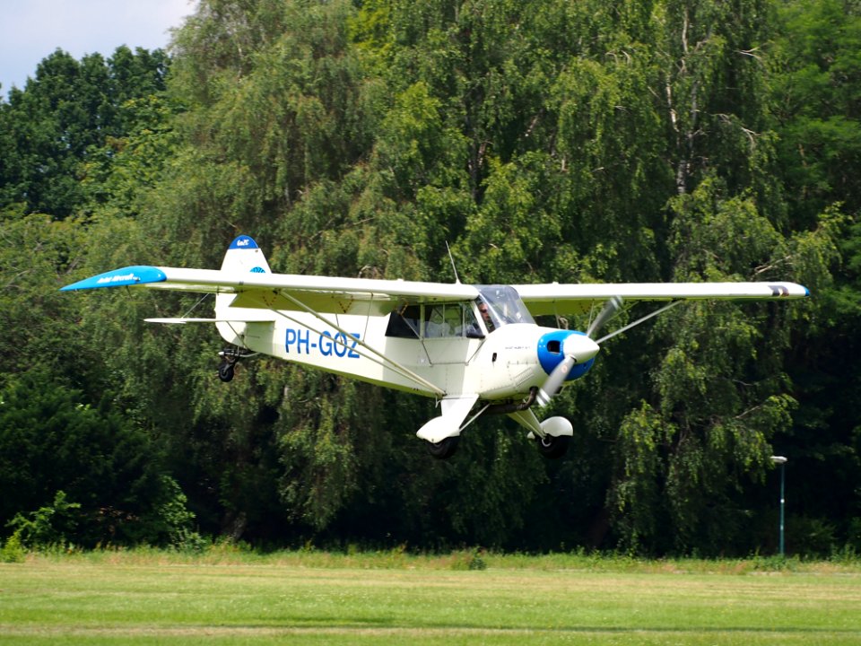 PH-GOZ, Aviat A-1B Husky landing at Hilversum Airport (ICAO EHHV), photo-4