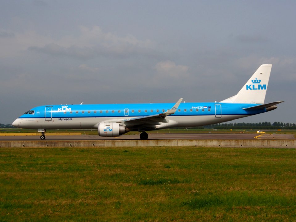 PH-EZK KLM Cityhopper Embraer ERJ-190STD (ERJ-190-100) taxiing 14july2013 pic3