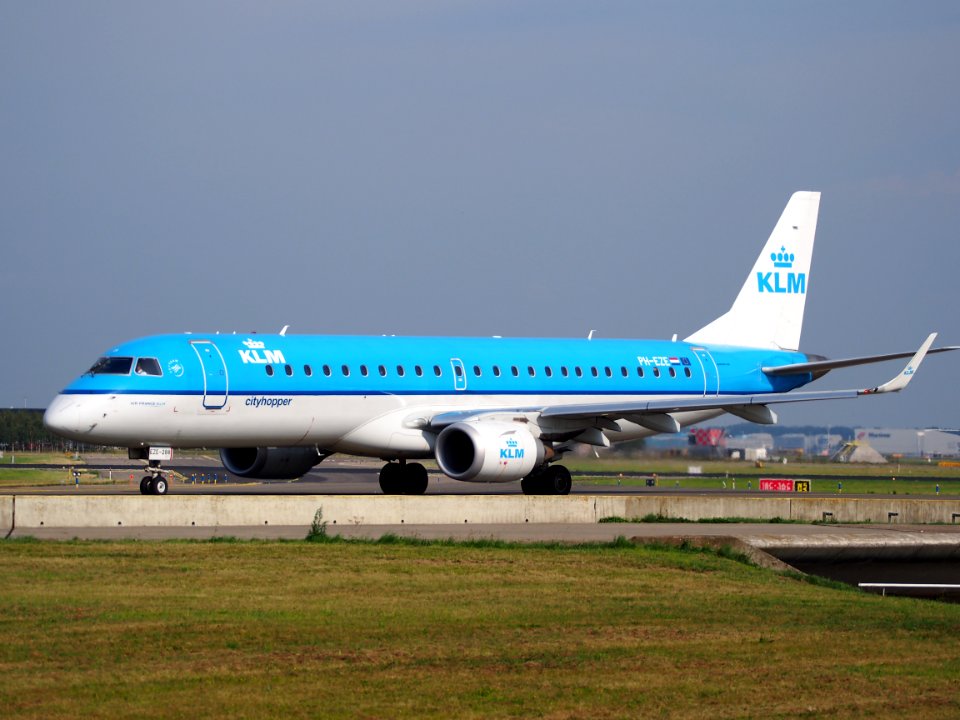PH-EZE KLM Cityhopper Embraer ERJ-190STD (ERJ-190-100) taxiing, 25august2013