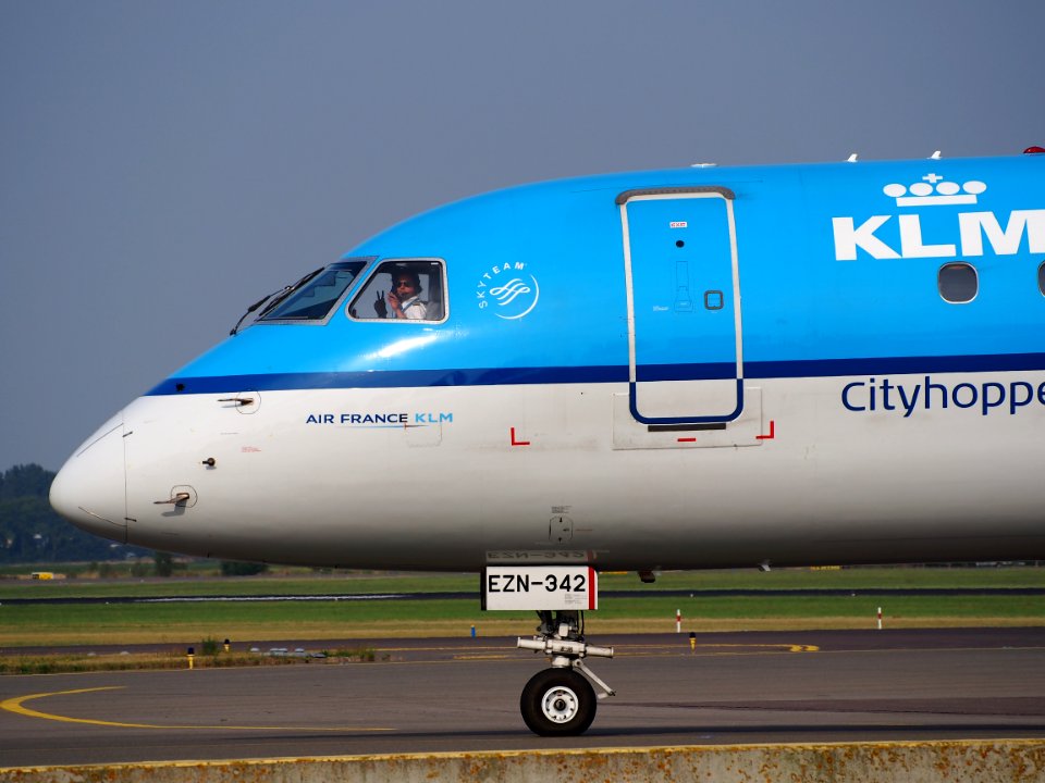 PH-EZN KLM Cityhopper Embraer ERJ-190STD (ERJ-190-100) taxiing, 25august2013