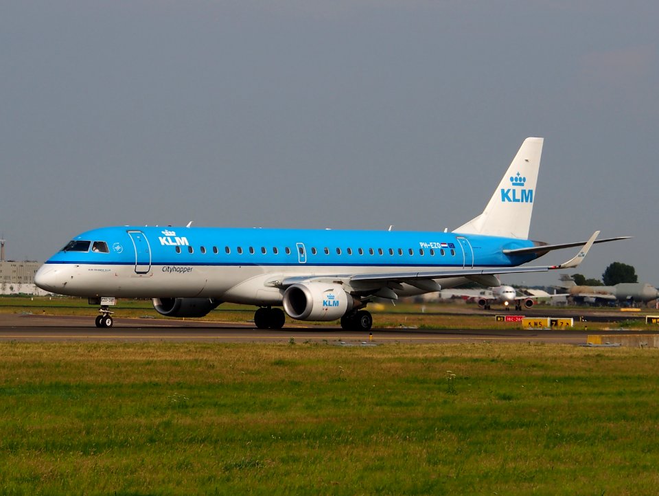 PH-EZO KLM Cityhopper Embraer ERJ-190STD (ERJ-190-100) - cn 19000345, taxiing 22july2013 pic-001