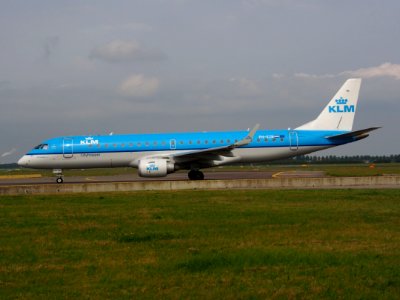 PH-EZN KLM Cityhopper Embraer ERJ-190STD (ERJ-190-100) taxiing 14july2013 pic3