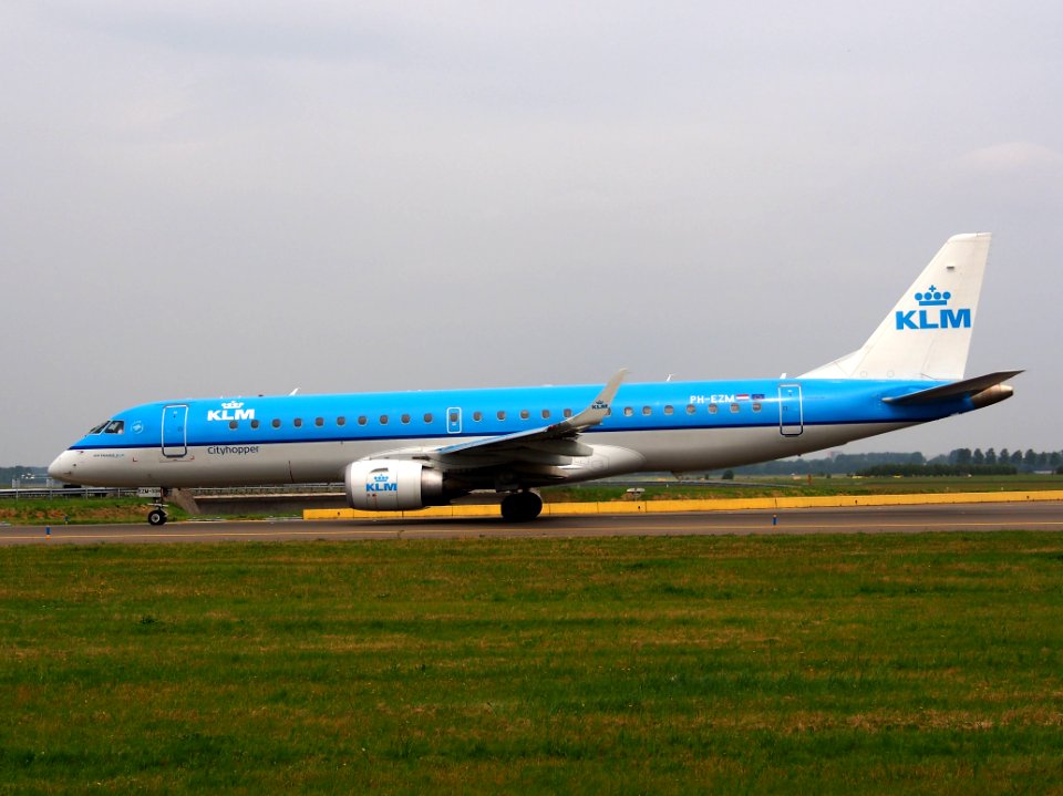 PH-EZM KLM Cityhopper Embraer ERJ-190STD (ERJ-190-100) taxiing 13july2013 pic2