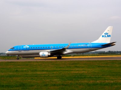 PH-EZM KLM Cityhopper Embraer ERJ-190STD (ERJ-190-100) taxiing 13july2013 pic2