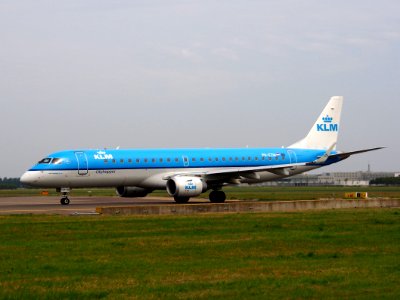 PH-EZM KLM Cityhopper Embraer ERJ-190STD (ERJ-190-100) taxiing 13july2013 pic1
