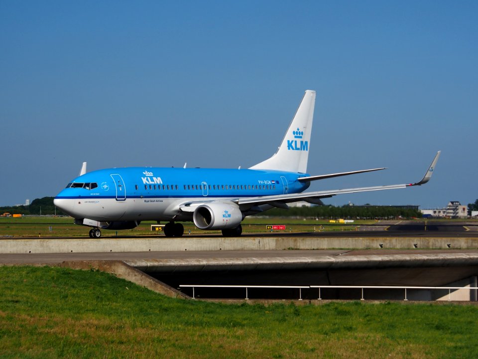PH-BGN KLM Royal Dutch Airlines Boeing 737-7K2(WL) - cn 38125 taxiing 18july2013 pic1