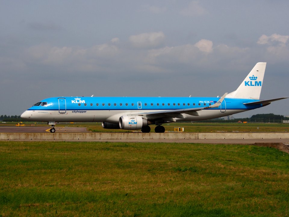 PH-EZK KLM Cityhopper Embraer ERJ-190STD (ERJ-190-100) taxiing 14july2013 pic2