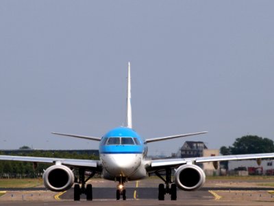 PH-EZL KLM Cityhopper Embraer ERJ-190STD (ERJ-190-100) taxiing 14july2013 pic1
