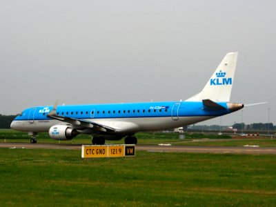 PH-EZM KLM Cityhopper Embraer ERJ-190STD (ERJ-190-100) taxiing 13july2013 pic4