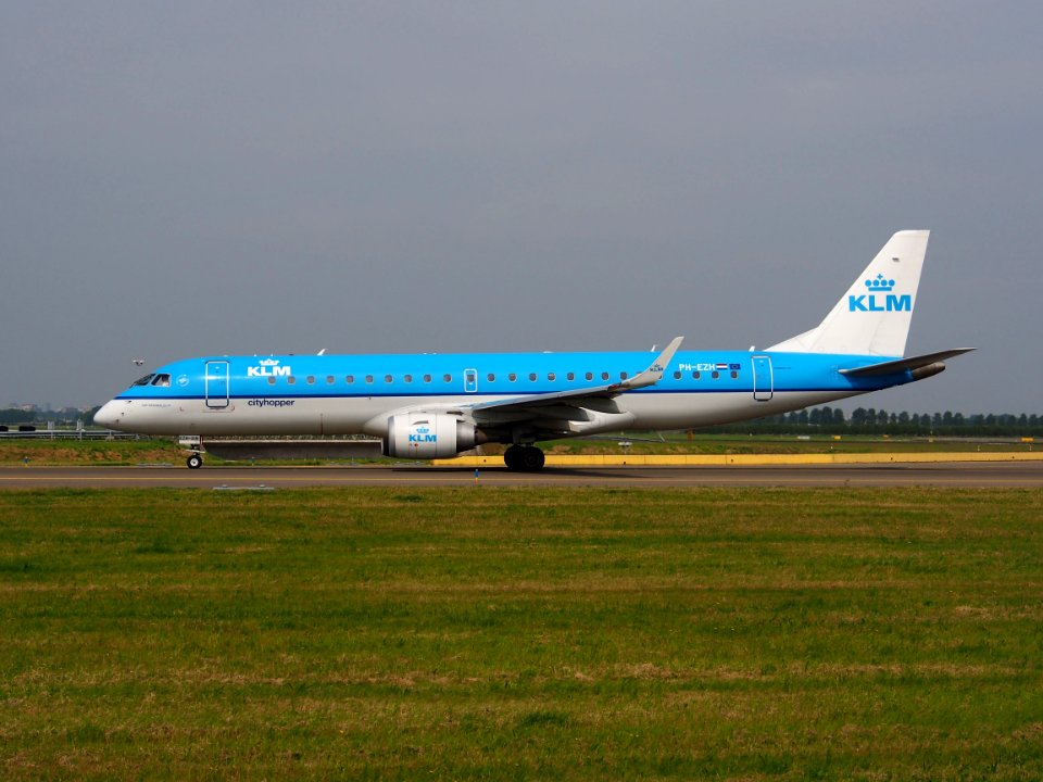 PH-EZH KLM Cityhopper Embraer ERJ-190STD (ERJ-190-100) taxiing 13july2013 pic2