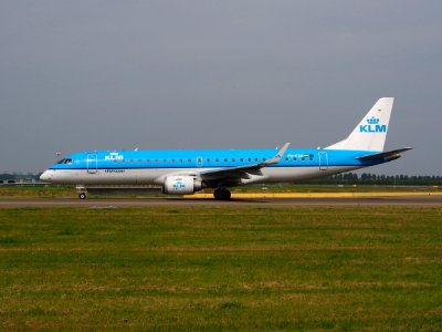 PH-EZH KLM Cityhopper Embraer ERJ-190STD (ERJ-190-100) taxiing 13july2013 pic2