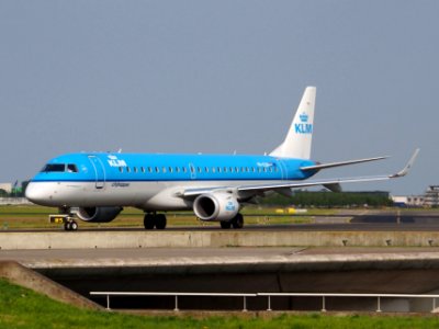 PH-EZH KLM Cityhopper Embraer ERJ-190STD (ERJ-190-100) taxiing 14july2013 pic1