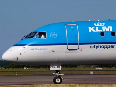 PH-EZH KLM Cityhopper Embraer ERJ-190STD (ERJ-190-100) taxiing 19july2013 pic2