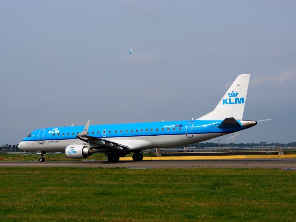 PH-EZP KLM Cityhopper Embraer ERJ-190STD (ERJ-190-100) taxiing 14july2013 pic6