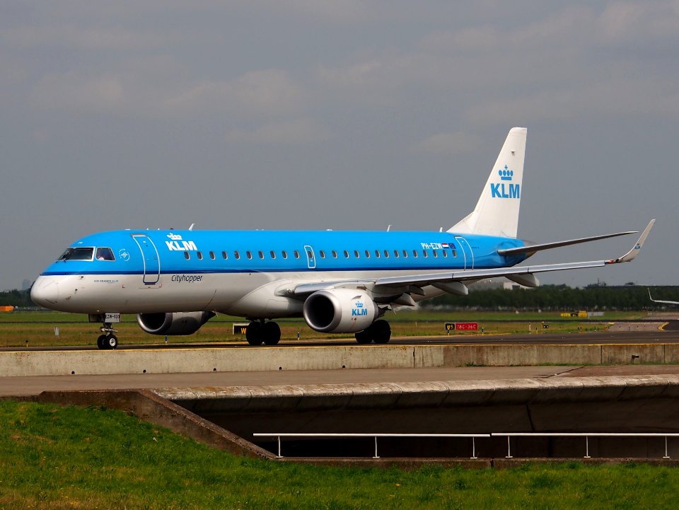 PH-EZW KLM Cityhopper Embraer ERJ-190STD (ERJ-190-100) taxiing 14july2013 pic3