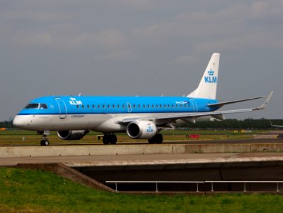 PH-EZW KLM Cityhopper Embraer ERJ-190STD (ERJ-190-100) taxiing 14july2013 pic3