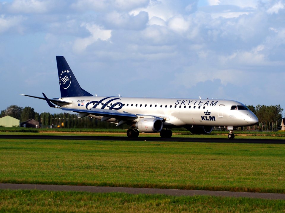 PH-EZX KLM Cityhopper Embraer ERJ-190STD, 11Aug2014, landing at Schiphol (AMS - EHAM), The Netherlands, pic1
