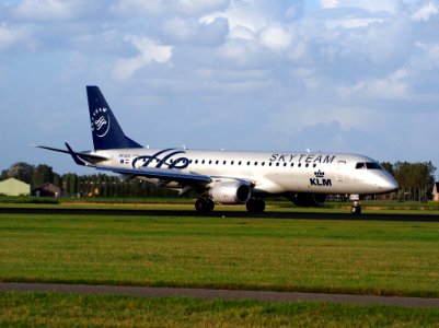 PH-EZX KLM Cityhopper Embraer ERJ-190STD, 11Aug2014, landing at Schiphol (AMS - EHAM), The Netherlands, pic1