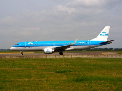 PH-EZD KLM Cityhopper Embraer ERJ-190STD (ERJ-190-100) taxiing 14july2013 pic6