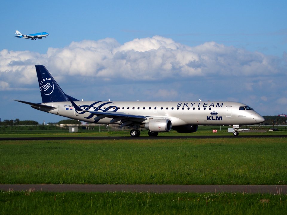 PH-EZX, landing at Schiphol (AMS - EHAM), The Netherlands, 06May2014 pic2