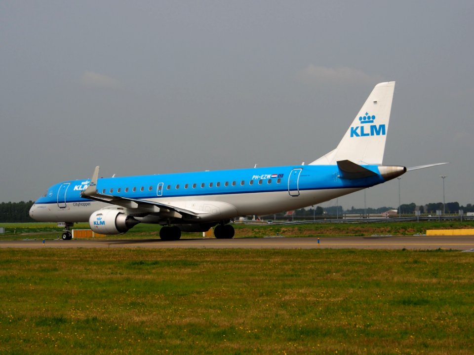 PH-EZW KLM Cityhopper Embraer ERJ-190STD (ERJ-190-100) taxiing 14july2013 pic8