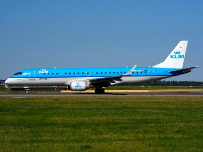 PH-EZF KLM Cityhopper Embraer ERJ-190STD (ERJ-190-100) - cn 19000304, taxiing 21july2013 pic-003