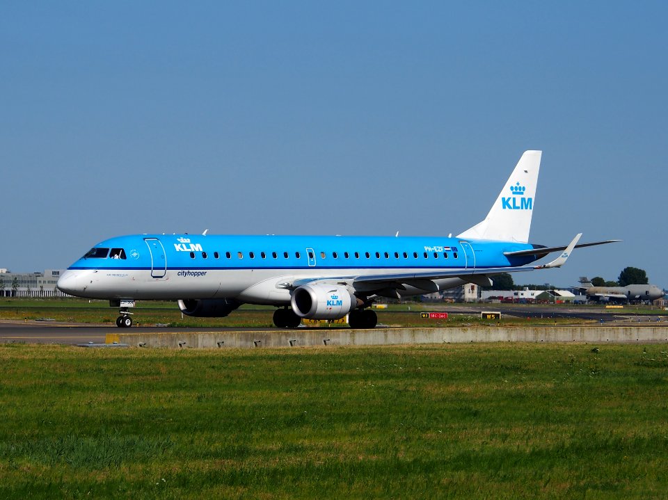 PH-EZF KLM Cityhopper Embraer ERJ-190STD (ERJ-190-100) - cn 19000304, taxiing 21july2013 pic-001