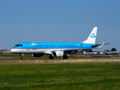 PH-EZF KLM Cityhopper Embraer ERJ-190STD (ERJ-190-100) - cn 19000304, taxiing 21july2013 pic-001