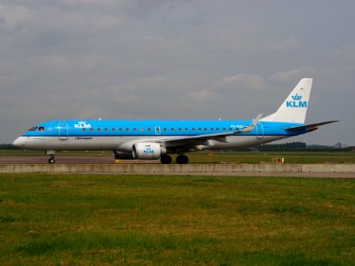 PH-EZD KLM Cityhopper Embraer ERJ-190STD (ERJ-190-100) taxiing 14july2013 pic5