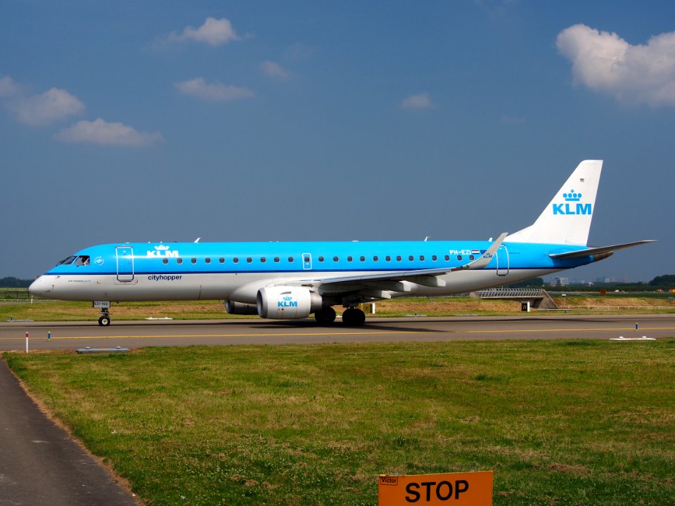 PH-EZI KLM Cityhopper Embraer ERJ-190STD (ERJ-190-100) - cn 19000322 pic1