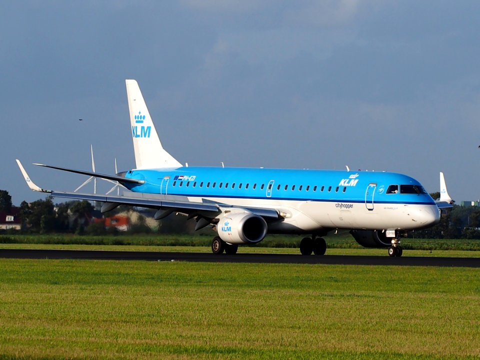 PH-EZI KLM Cityhopper Embraer ERJ-190STD (ERJ-190-100), 11Aug2014, landing at Schiphol (AMS - EHAM), The Netherlands